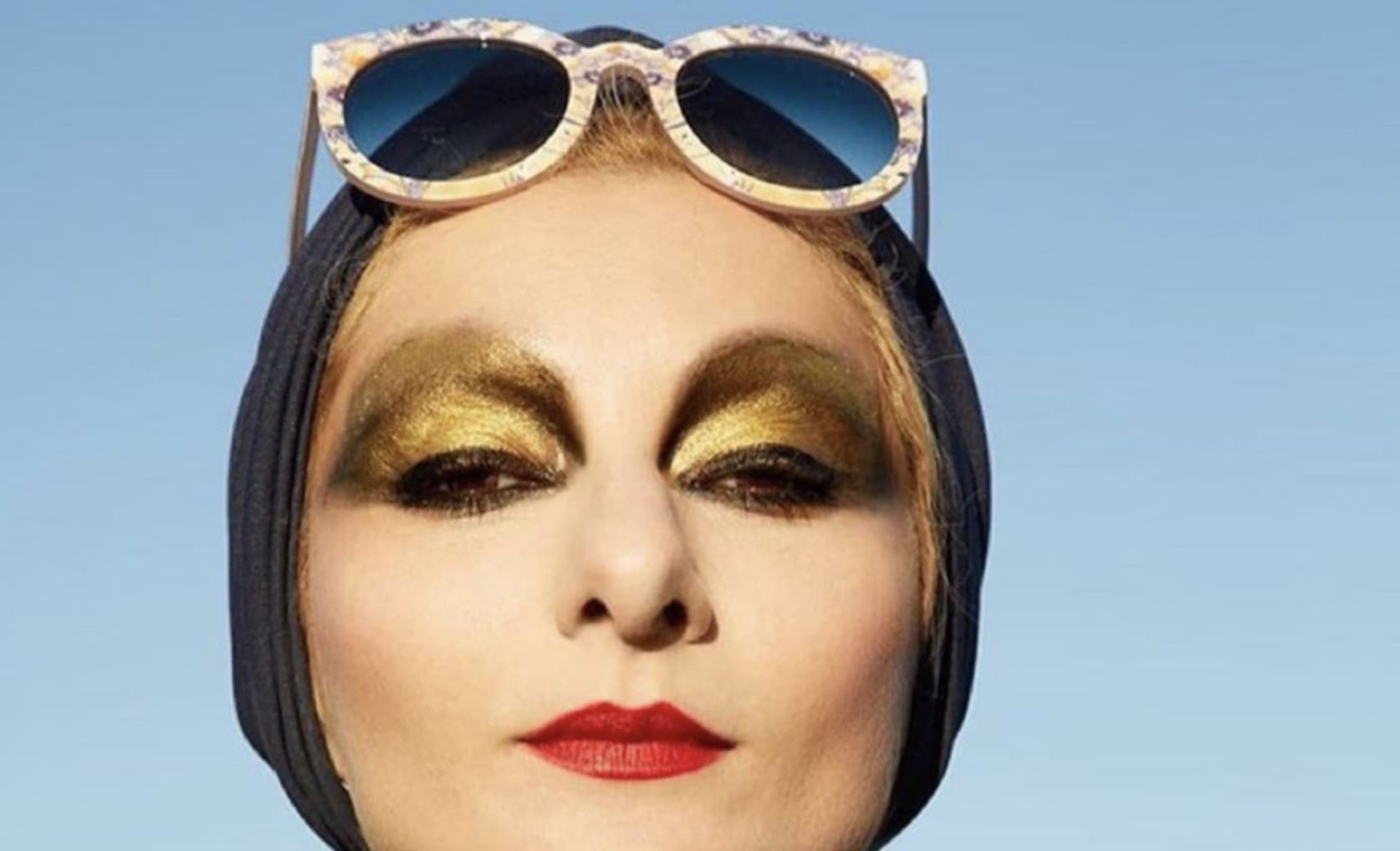 Catherine Baba portant des lunettes de soleil vintage de luxe, style excentrique et haute couture