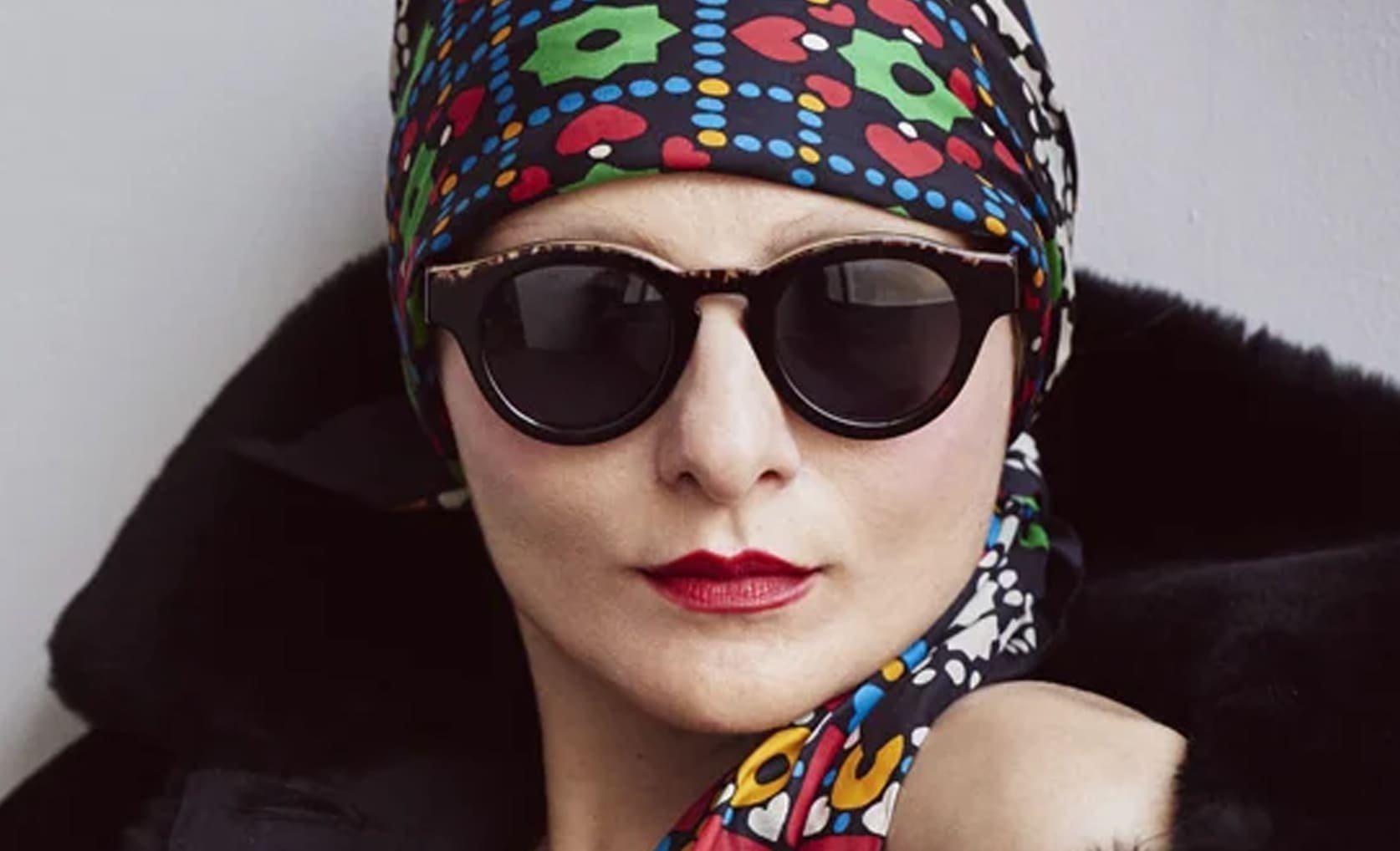 Catherine Baba portant des lunettes de soleil vintage de luxe, style excentrique et haute couture