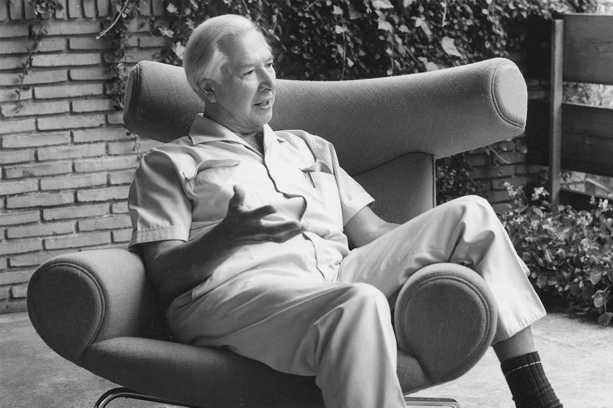 Chaise Valet en bois massif, design Hans Wegner, fonctionnalité scandinave et esthétique minimaliste, années 1950