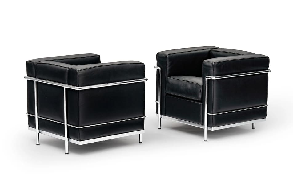 Fauteuil LC2 en cuir noir et structure en acier chromé, design Le Corbusier, années 1920</p>
<p>