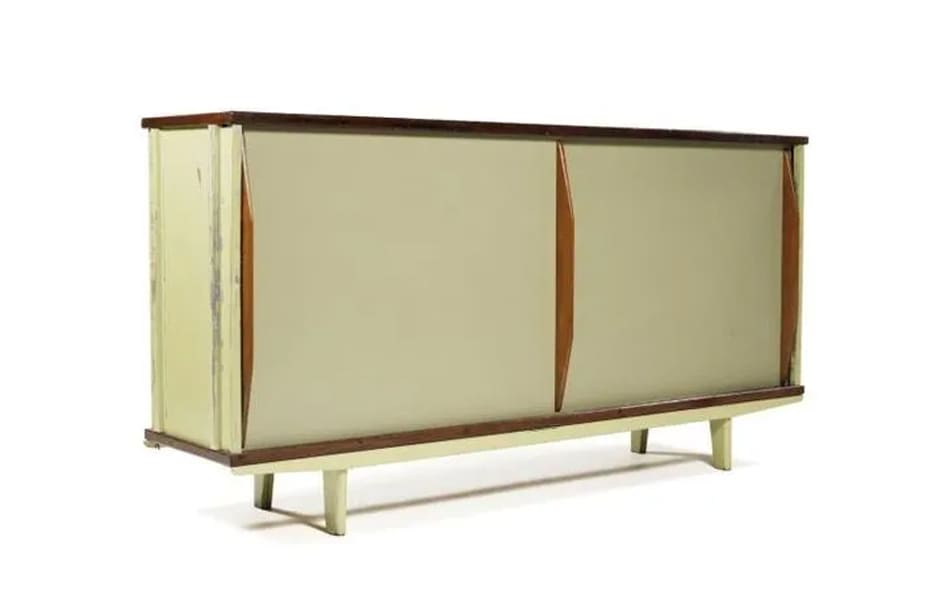 Meuble authentique de Jean Prouvé, détails de fabrication en tôle pliée, bois et structure métallique