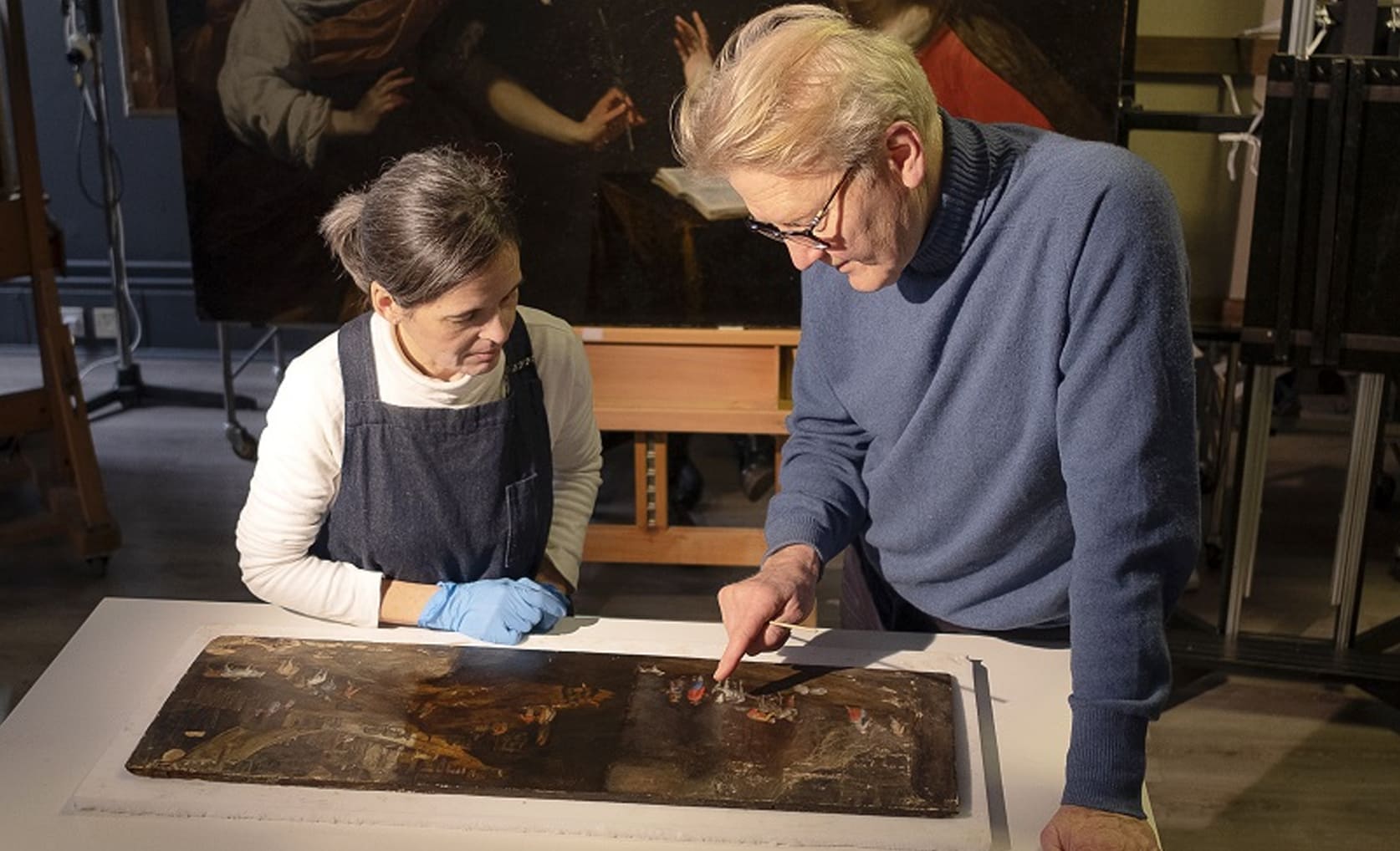 Simon Rollo Gillespie en atelier, restauration de tableaux anciens, redonner vie à l’art classique