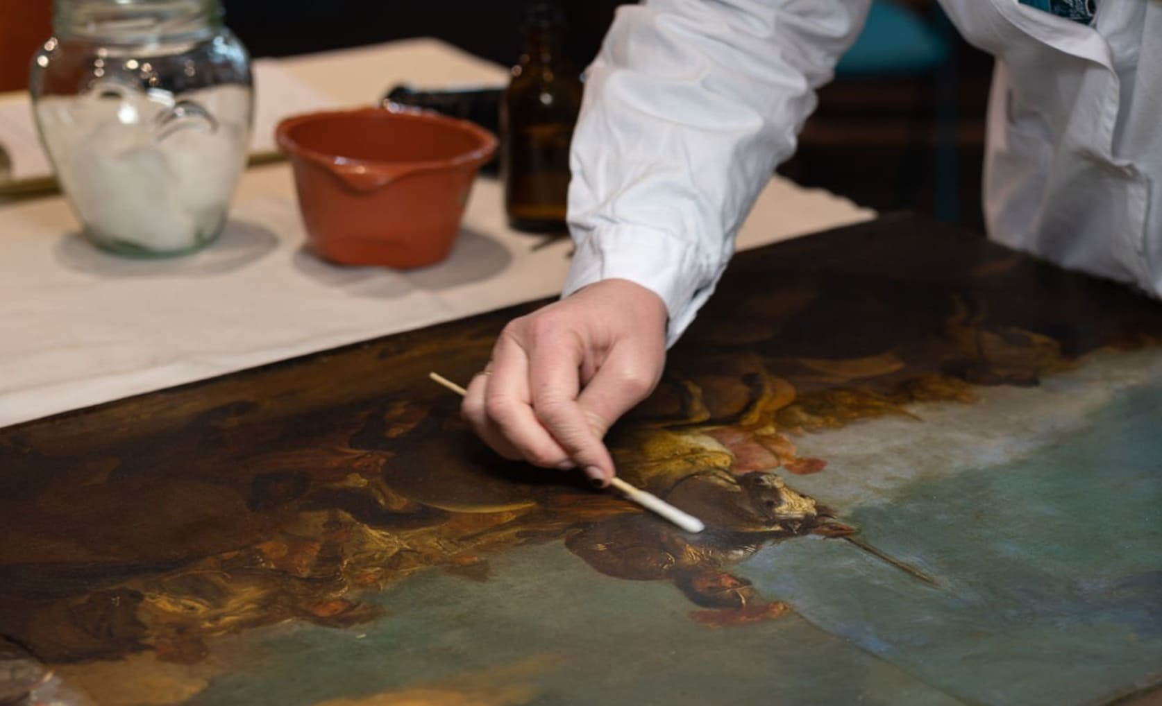 Simon Rollo Gillespie en atelier, restauration de tableaux anciens, redonner vie à l’art classique