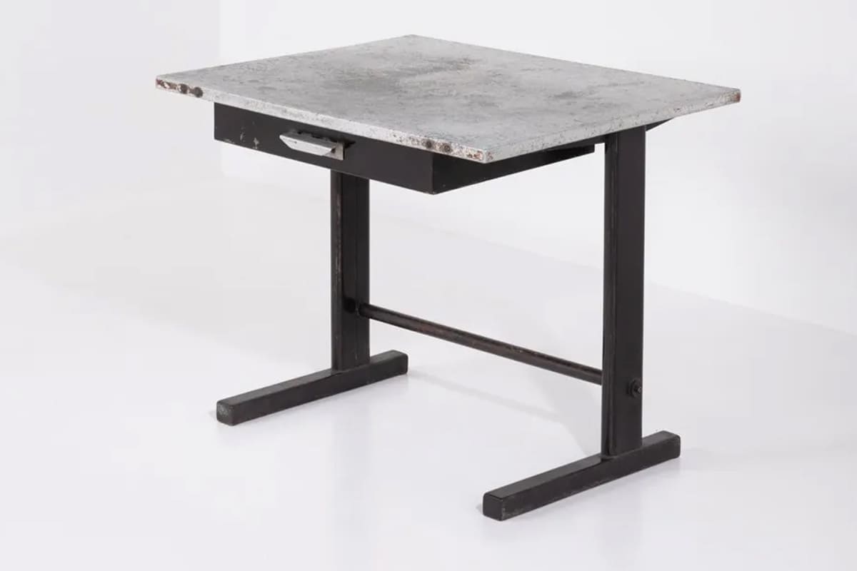 Bureau Tropique n°501 en tôle pliée et plateau bois, design Jean Prouvé pour l’Afrique, années 1950