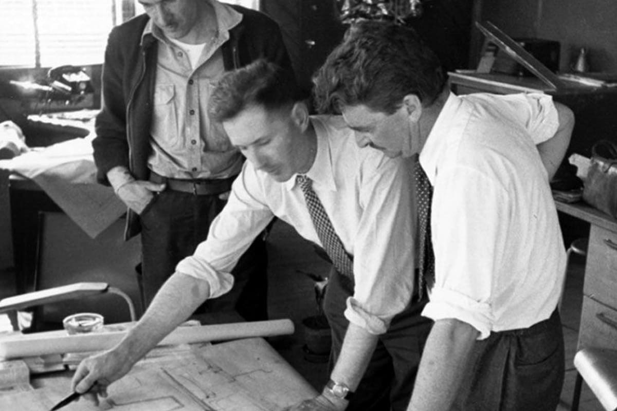 Bureau Tropique n°501 en tôle pliée et plateau bois, design Jean Prouvé pour l’Afrique, années 1950