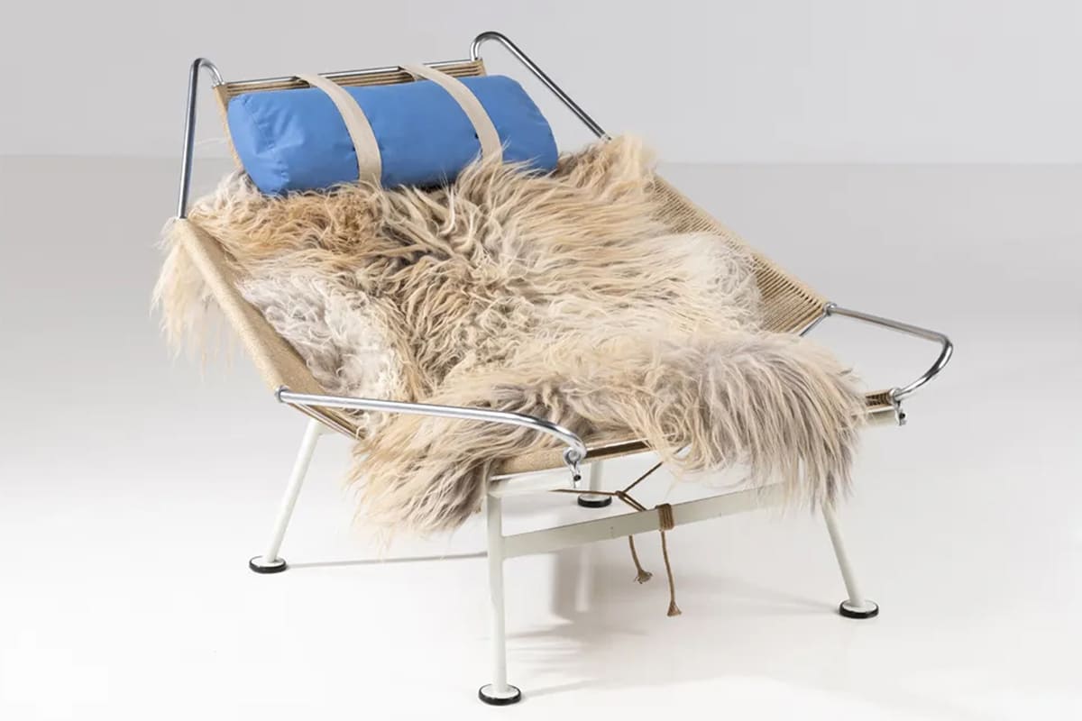 Fauteuil Flag Halyard Chair en corde et acier inoxydable, design Hans Wegner, chef-d’œuvre du design danois moderne