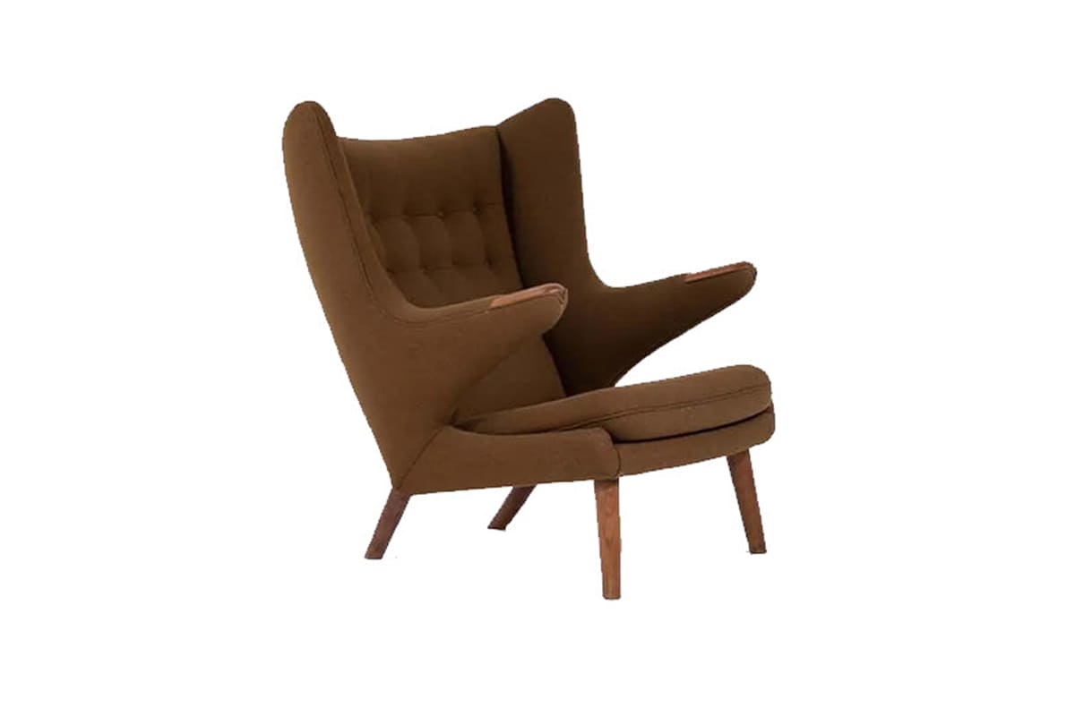 Fauteuil Papa Bear, design Hans Wegner, structure en bois massif et assise tapissée, chef-d’œuvre du design danois des années 1950