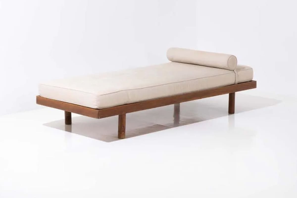 Lit Maison du Brésil en bois et structure tubulaire, design Charlotte Perriand pour la Cité Universitaire, années 1950