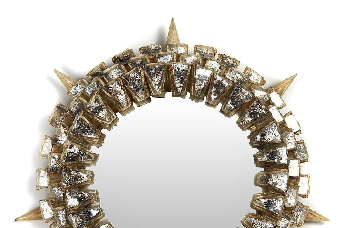 Miroir Tudor en talosel de Line Vautrin, pièce décorative rare, estimation et valeur sur le marché de l’art