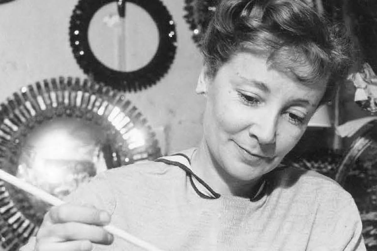 Miroir Tudor en talosel de Line Vautrin, pièce décorative rare, estimation et valeur sur le marché de l’art