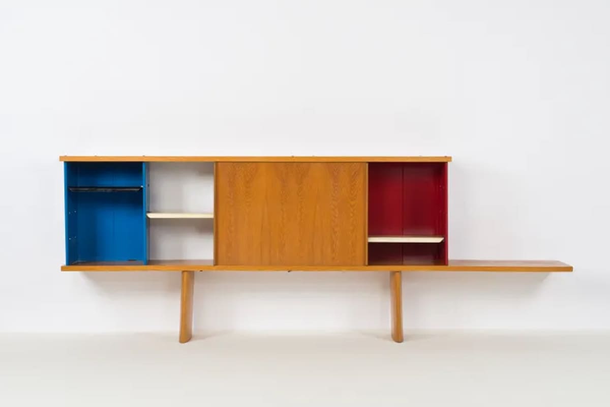 Bibliothèque suspendue Antony en tôle pliée et étagères bois, design Jean Prouvé, créée pour la Cité Universitaire d’Antony, années 1950