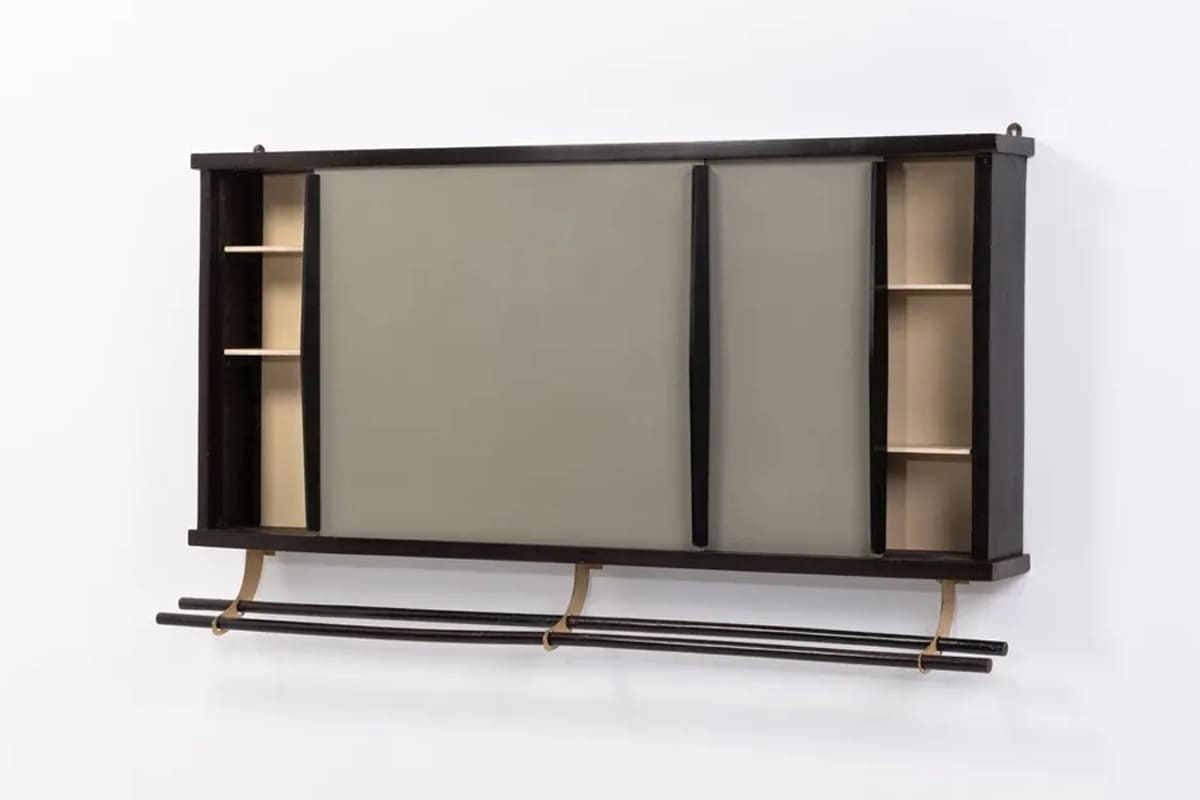 Armoire Brazza en bois massif et panneaux laqués, design Charlotte Perriand, mobilier moderniste conçu pour le Congo dans les années 1950