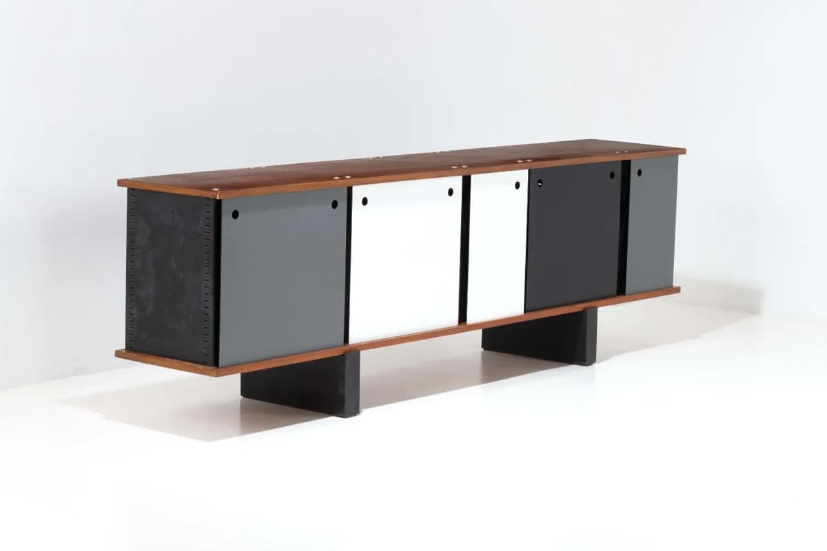 Bahut à blocs en bois massif et laque, design Charlotte Perriand, composition modulaire inspirée du mobilier de montagne, années 1950