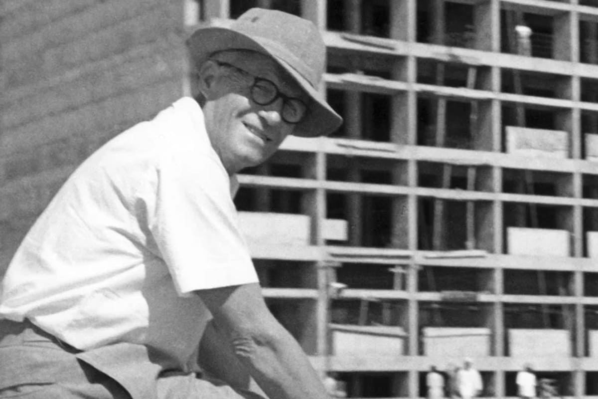 Bibliothèque à périodiques en teck massif inclinée, design Pierre Jeanneret pour Chandigarh, années 1950