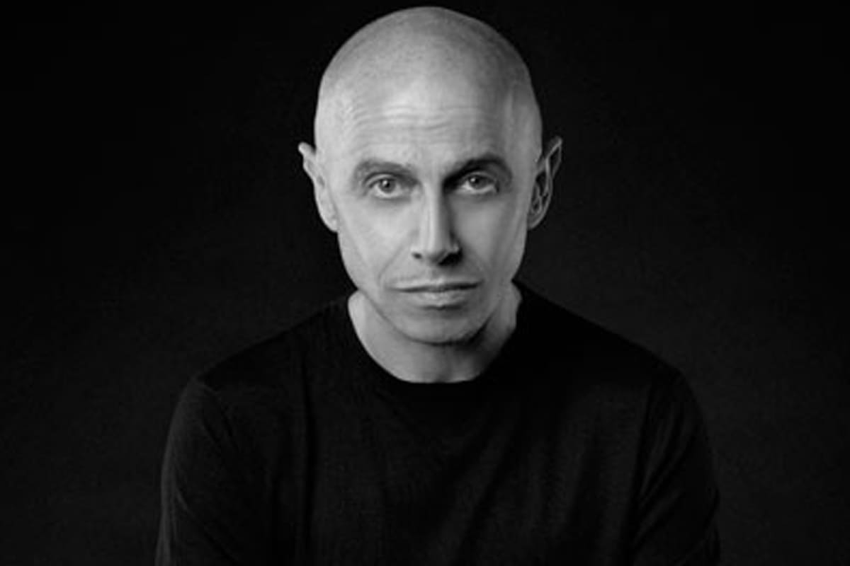 Table AK en aluminium et résine, design Martin Szekely, pièce emblématique du design français contemporain