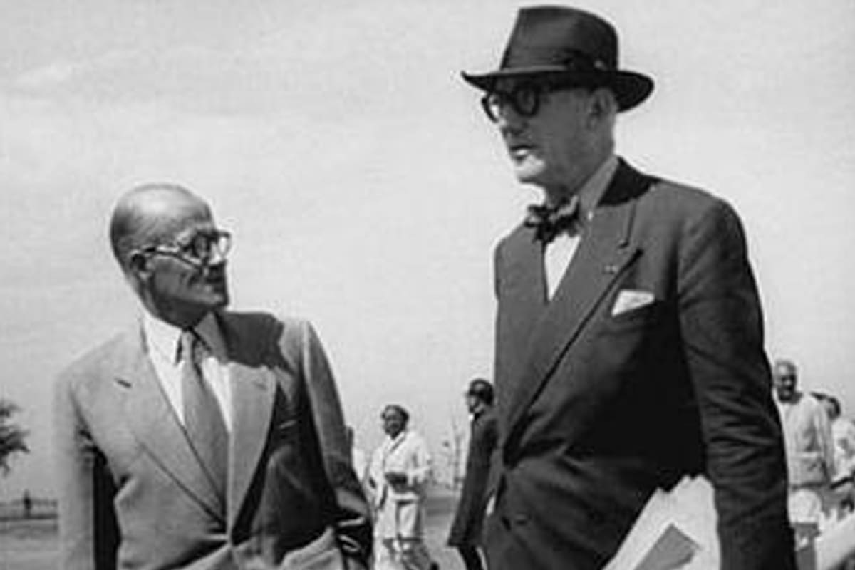 Table des Ministres en teck massif et structure en X, design Le Corbusier et Pierre Jeanneret pour Chandigarh, années 1950