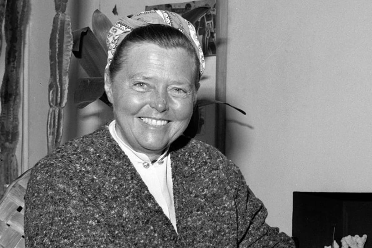 Fauteuil n°21 dit « Chamrousse », design Charlotte Perriand, structure en pin massif et assise basse inclinée, mobilier de montagne, années 1960