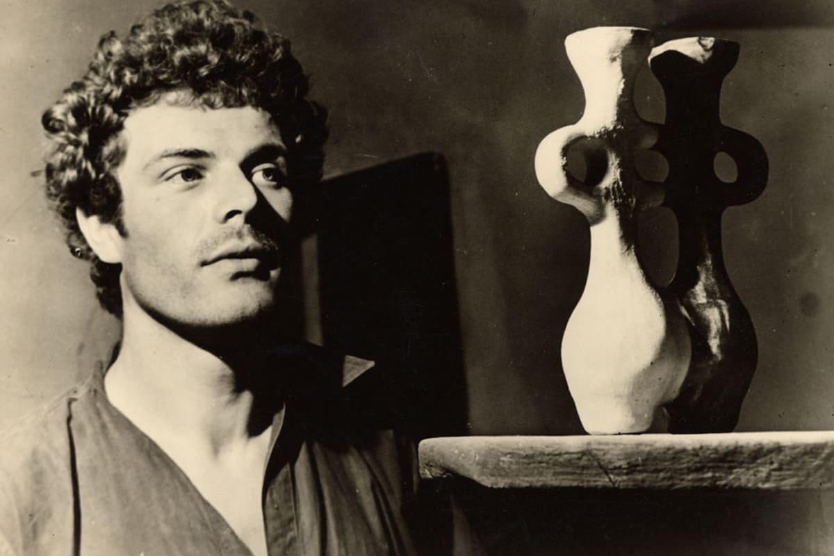 Pichet en céramique émaillée, signé Gilbert Valentin, pièce réalisée à l’Atelier Les Archanges, Vallauris, années 1950-60