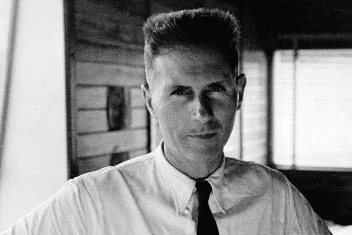 Chaise Cafétéria n°300 démontable de Jean Prouvé, structure en tôle pliée et assise en bois, design industriel français, années 1950