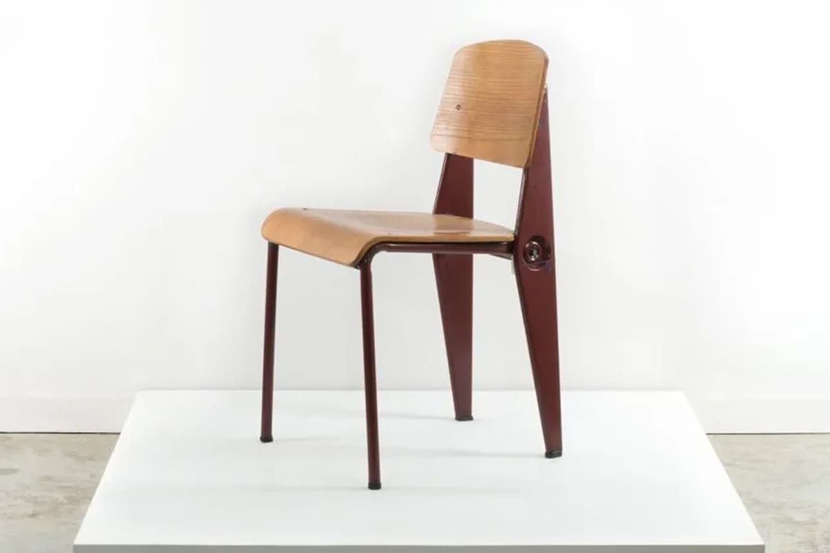 Chaise Cafétéria n°300 démontable de Jean Prouvé, structure en tôle pliée et assise en bois, design industriel français, années 1950