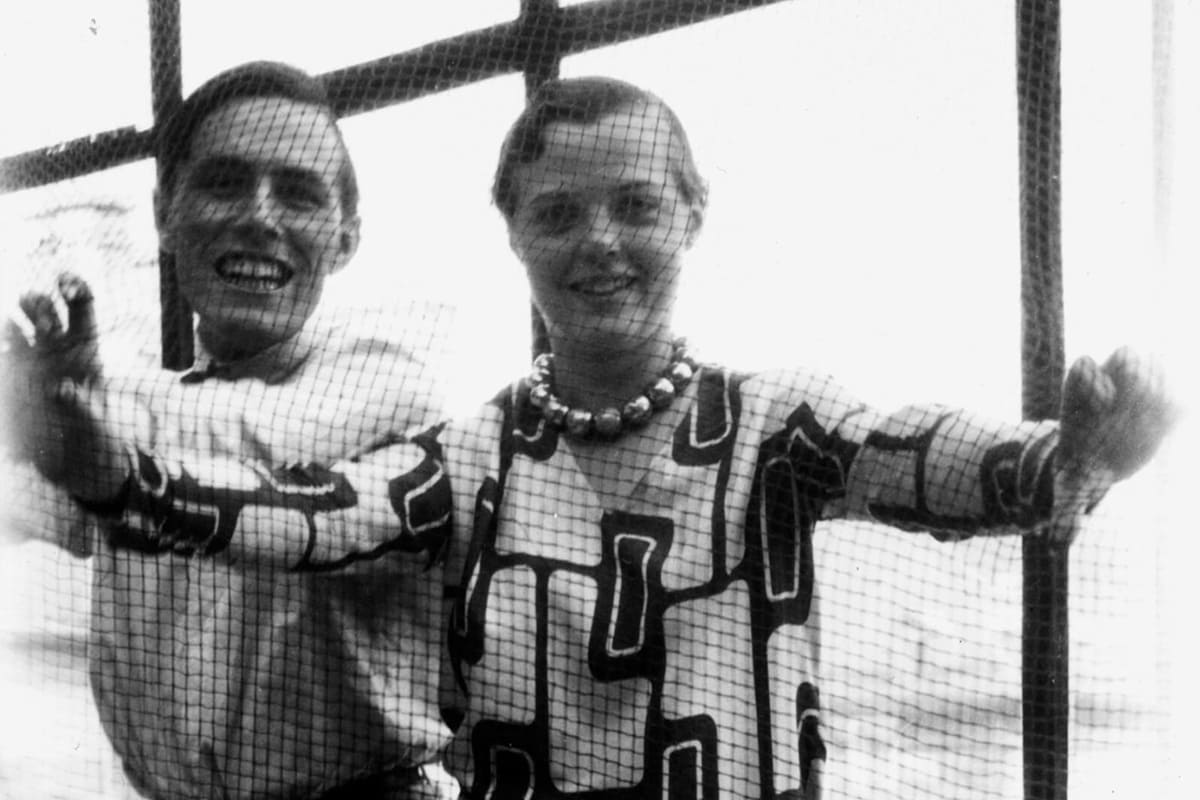 Tabouret Berger en pin massif, design Charlotte Perriand, mobilier alpin rustique et fonctionnel, années 1950-60